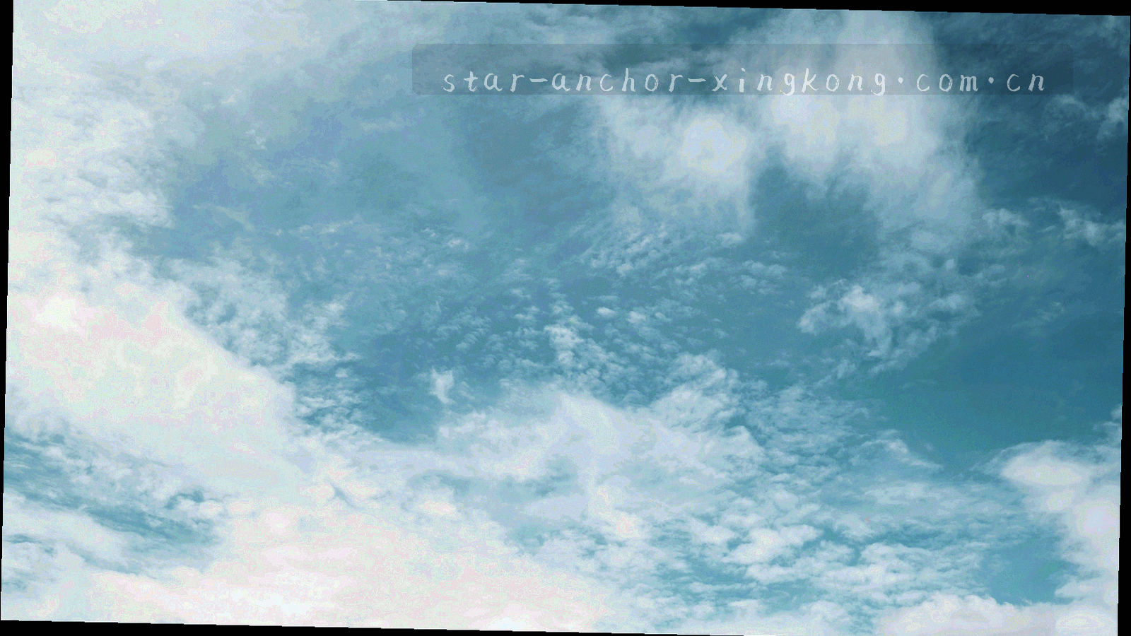 夜间城市与园区灯光俯瞰画面，冷蓝底色上覆有细线坐标标注